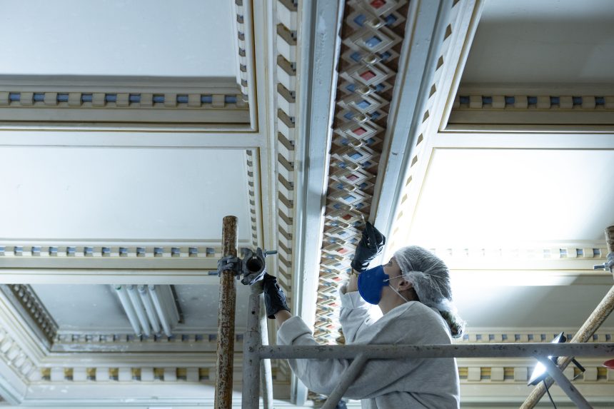 O processo de restauração do palacete do Parque Lage envolve o trabalho minucioso de profissionais especializados, com a remoção cuidadosa de camadas de tinta para preservar a pintura original das paredes e teto do patrimônio histórico
