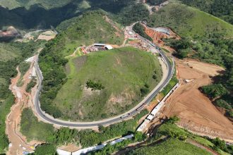 Durante a interdição da Serra das Araras, sentido Rio, os motoristas vão ter que passar pela pista de subida, que vai funcionar em esquema Pare e Siga