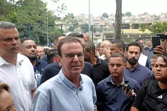 Paes visita UPA de Costa Barros e anuncia reabertura da unidade para 27 de outubro
