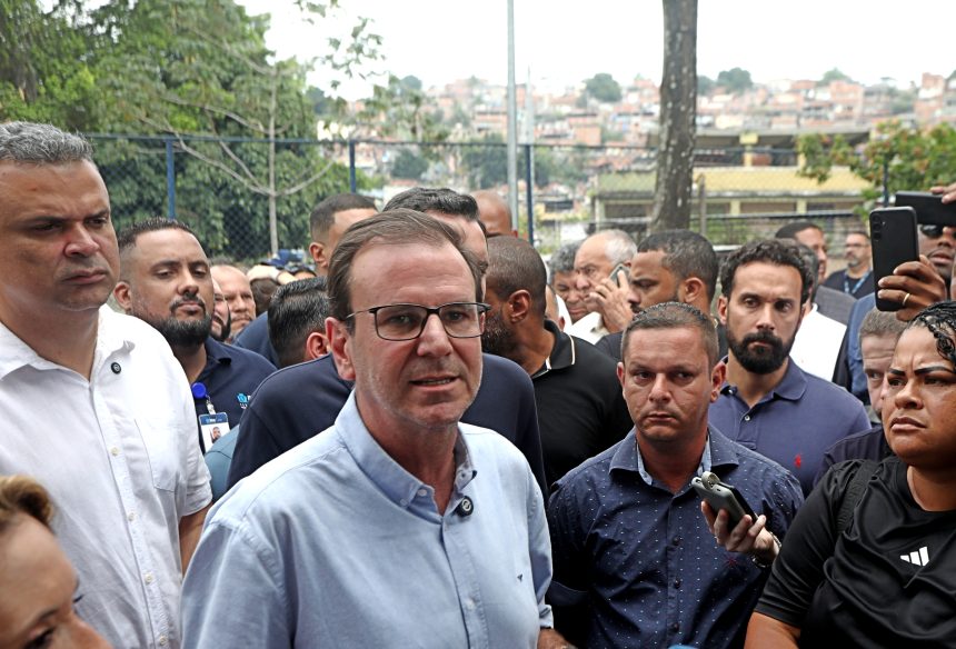 Paes visita UPA de Costa Barros e anuncia reabertura da unidade para 27 de outubro