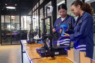 A crise da CLT: alunos da Firjan Senai conseguem emprego até seis meses após o curso; e a indústria tem o maior salário médio de admissão entre todos os setores da economia, mas há dificuldades para disputar o mercado com os "plataformizados"