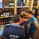 Prefeitura fiscaliza venda de bebidas em ação preventiva, após casos de intoxicação no Brasil