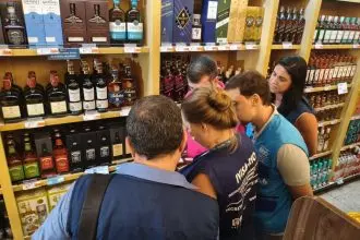 Prefeitura fiscaliza venda de bebidas em ação preventiva, após casos de intoxicação no Brasil