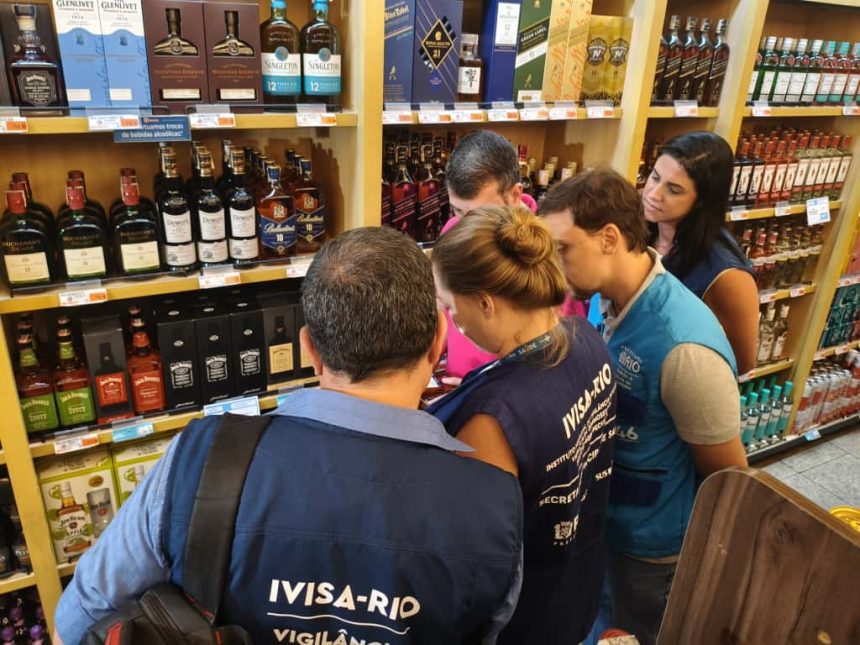 Prefeitura fiscaliza venda de bebidas em ação preventiva, após casos de intoxicação no Brasil