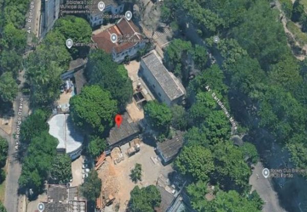 Vista aérea do terreno da Avenida Bartolomeu Mitre, no Leblon, que a Prefeitura do Rio vai leiloar com o lance mínimo de R$ 27,36 milhões