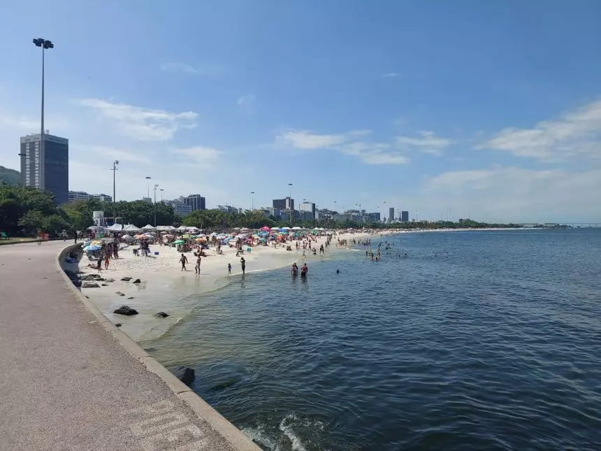 Fim de semana com sol e sem chuva, muitas praias próprias ao banho, é um convite à praia.