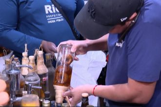 Garrafas suspeitas de estarem adulteradas foram apreendidas e serão encaminhadas para análise