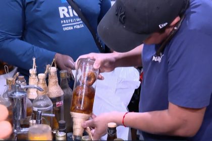 Polícia faz operação em bares e restaurantes para fiscalizar bebidas alcoólicas adulteradas 72 Garrafas suspeitas de estarem adulteradas foram apreendidas e serão encaminhadas para análise