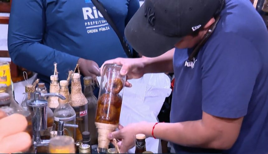 Garrafas suspeitas de estarem adulteradas foram apreendidas e serão encaminhadas para análise
