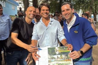 Márcio Ribeiro, Pedro Paulo e Eduardo Cavaliere, com o projeto de revitalização do Parque Recanto do Trovador, em Vila Isabel: obras começam em 2026