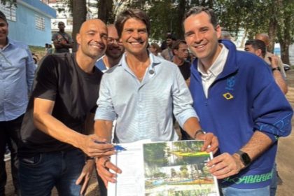 Márcio Ribeiro, Pedro Paulo e Eduardo Cavaliere, com o projeto de revitalização do Parque Recanto do Trovador, em Vila Isabel: obras começam em 2026