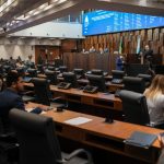 Decisão do ministro Gilmar Mendes trava a vinculação entre os salários dos deputados estaduais e federais, suspendendo aumentos automáticos na Alerj