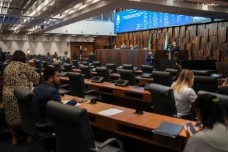 Decisão do ministro Gilmar Mendes trava a vinculação entre os salários dos deputados estaduais e federais, suspendendo aumentos automáticos na Alerj