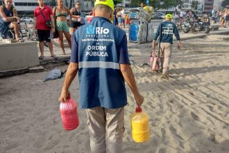 Na Operação Verão, que completou um mês no Rio, 160 barraqueiros foram multados no primeiro final de semana de outubro