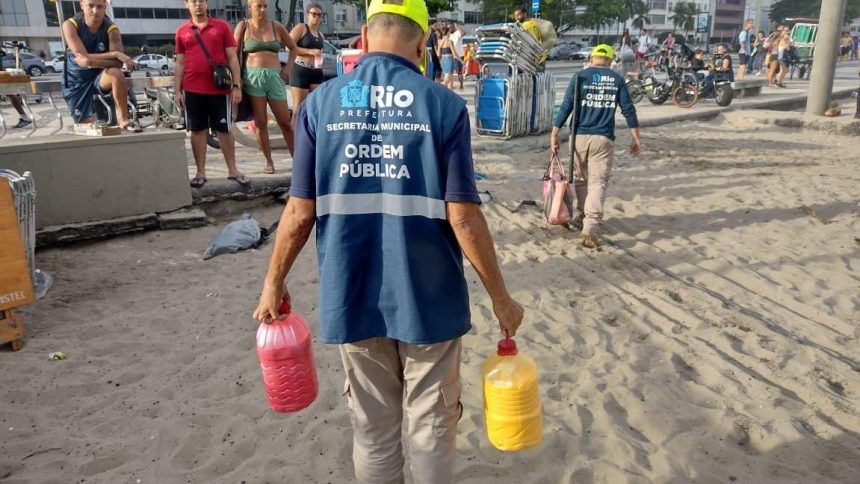 Na Operação Verão, que completou um mês no Rio, 160 barraqueiros foram multados no primeiro final de semana de outubro
