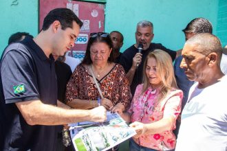 O vice-prefeito Eduardo Cavaliere assina a criação do Parque Boulevard Lucas-Cordovil, na Zona Norte