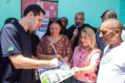 O vice-prefeito Eduardo Cavaliere assina a criação do Parque Boulevard Lucas-Cordovil, na Zona Norte