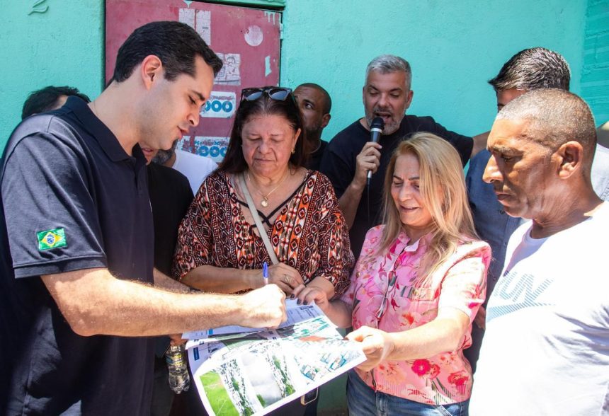 O vice-prefeito Eduardo Cavaliere assina a criação do Parque Boulevard Lucas-Cordovil, na Zona Norte