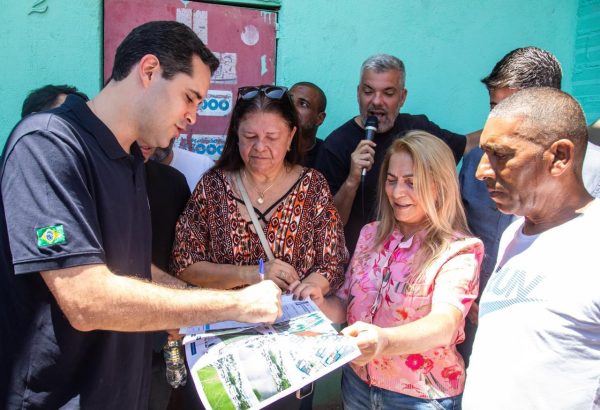 O vice-prefeito Eduardo Cavaliere assina a criação do Parque Boulevard Lucas-Cordovil, na Zona Norte