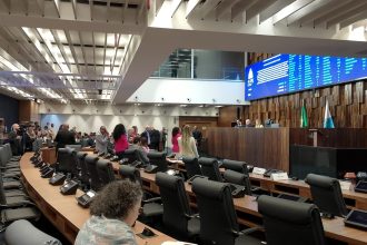 Com mais de cem emendas, o projeto que cria o novo Refis saiu de pauta da Alerj e volta à discussão no plenário