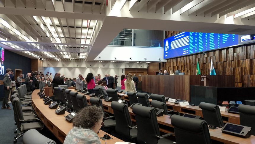 Com mais de cem emendas, o projeto que cria o novo Refis saiu de pauta da Alerj e volta à discussão no plenário