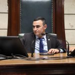 Presidente em exercício da Câmara do Rio, William Coelho (DC) não teve saída senão abrir a sessão que os nobres haviam combinado derrubar; que não estava presente vai ganhar falta