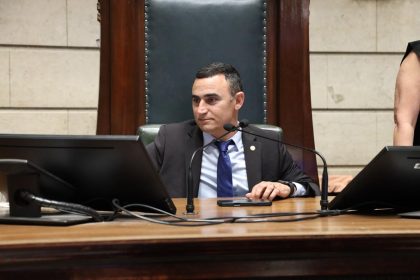 Presidente em exercício da Câmara do Rio, William Coelho (DC) não teve saída senão abrir a sessão que os nobres haviam combinado derrubar; que não estava presente vai ganhar falta