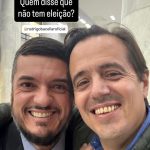 Rodrigo Bacellar, presidente da Assembleia Legislativa e pré-candidato a governador pelo União Brasil, e o presidente municipal do PL, fazem foto juntinhos no Aeroporto Santos Dumont