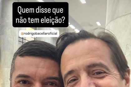 Rodrigo Bacellar, presidente da Assembleia Legislativa e pré-candidato a governador pelo União Brasil, e o presidente municipal do PL, fazem foto juntinhos no Aeroporto Santos Dumont