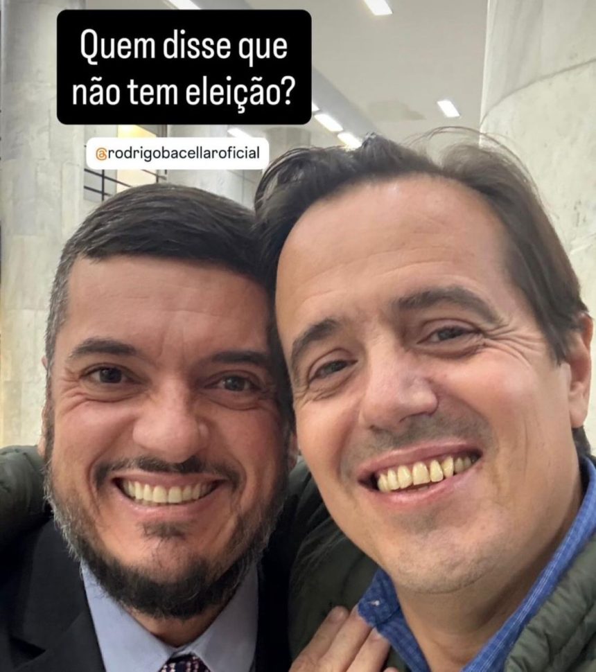 Rodrigo Bacellar, presidente da Assembleia Legislativa e pré-candidato a governador pelo União Brasil, e o presidente municipal do PL, fazem foto juntinhos no Aeroporto Santos Dumont