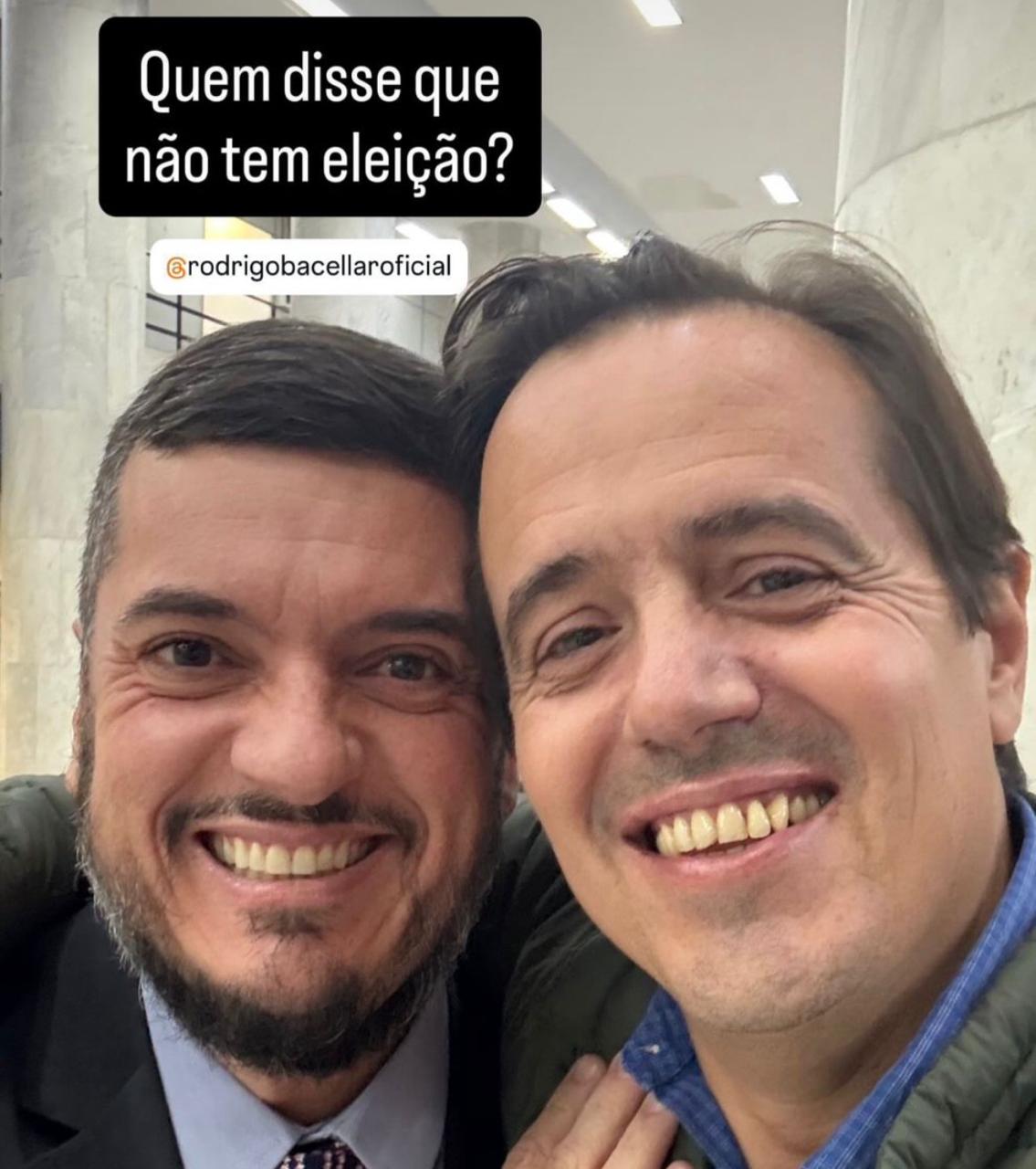 Rodrigo Bacellar, presidente da Assembleia Legislativa e pré-candidato a governador pelo União Brasil, e o presidente municipal do PL, fazem foto juntinhos no Aeroporto Santos Dumont