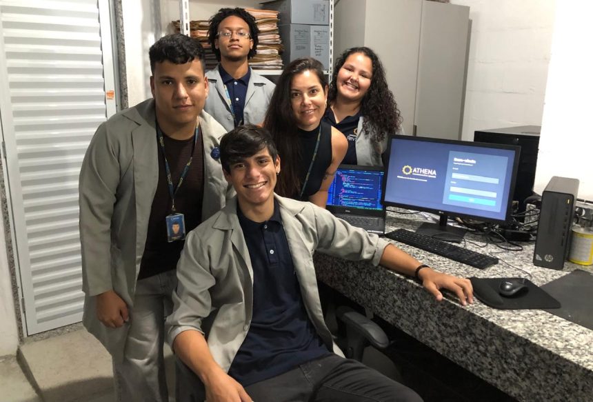 Jovens premiados por criar plataforma de gestão de cemitérios