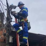 Funcionário da Rioluz atua em favela do Rio: companhia terá um pequeno exército de 360 jovens e 120 monitores que vão atuar em áreas de difícil acesso