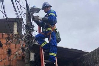 Funcionário da Rioluz atua em favela do Rio: companhia terá um pequeno exército de 360 jovens e 120 monitores que vão atuar em áreas de difícil acesso