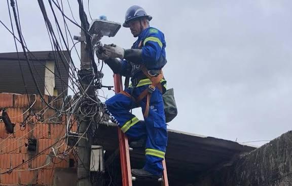 Funcionário da Rioluz atua em favela do Rio: companhia terá um pequeno exército de 360 jovens e 120 monitores que vão atuar em áreas de difícil acesso