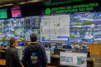 O presidente da Câmara do Rio e prefeito em exercício, Carlo Caiado, visitou o COR, para conferir como a cidade estava preparada para a chegada de um temporal — que, felizmente, não veio