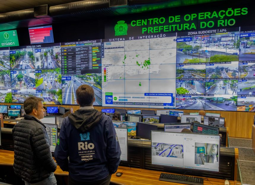 O presidente da Câmara do Rio e prefeito em exercício, Carlo Caiado, visitou o COR, para conferir como a cidade estava preparada para a chegada de um temporal — que, felizmente, não veio