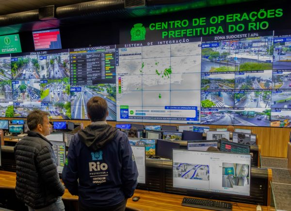 O presidente da Câmara do Rio e prefeito em exercício, Carlo Caiado, visitou o COR, para conferir como a cidade estava preparada para a chegada de um temporal — que, felizmente, não veio