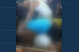 Pelos vídeos divulgados em um perfil nas redes sociais, trabalhadores fazem da Ceasa uma arena de combate.