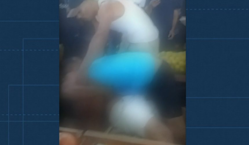 Pelos vídeos divulgados em um perfil nas redes sociais, trabalhadores fazem da Ceasa uma arena de combate.