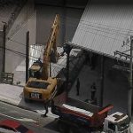 A demolição de prédio comercial construído de forma irregular acontece na esquina da Avenida dos Democráticos com Rua Unanos, em Bonsucesso.