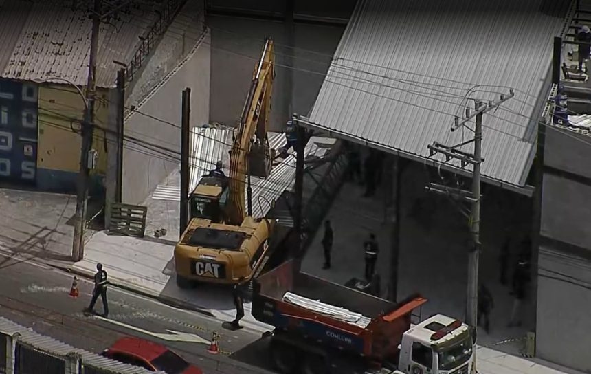 A demolição de prédio comercial construído de forma irregular acontece na esquina da Avenida dos Democráticos com Rua Unanos, em Bonsucesso.