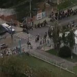 Moradores cobram a reabertura da UPA de Costa Barros, fechada desde setembro.