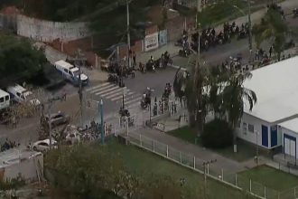 Moradores cobram a reabertura da UPA de Costa Barros, fechada desde setembro.