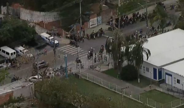 Moradores cobram a reabertura da UPA de Costa Barros, fechada desde setembro.