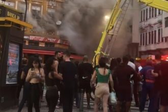 Por causa do incêndio, a Avenida Gomes Freire foi interditada para o trabalho dos bombeiros.