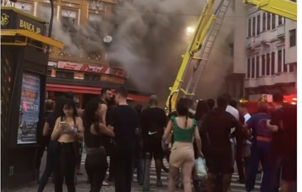 Por causa do incêndio, a Avenida Gomes Freire foi interditada para o trabalho dos bombeiros.