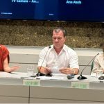 A presidente do Ivisa-Rio, Aline Borges (à esquerda), e os vereadores Rafael Aloisio Freitas e Gigi Castilho: o instituto garantiu a equivalência do selo de inspeção sanitária municipal com o selo federal