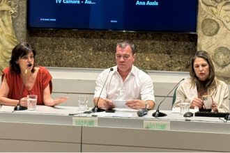 A presidente do Ivisa-Rio, Aline Borges (à esquerda), e os vereadores Rafael Aloisio Freitas e Gigi Castilho: o instituto garantiu a equivalência do selo de inspeção sanitária municipal com o selo federal