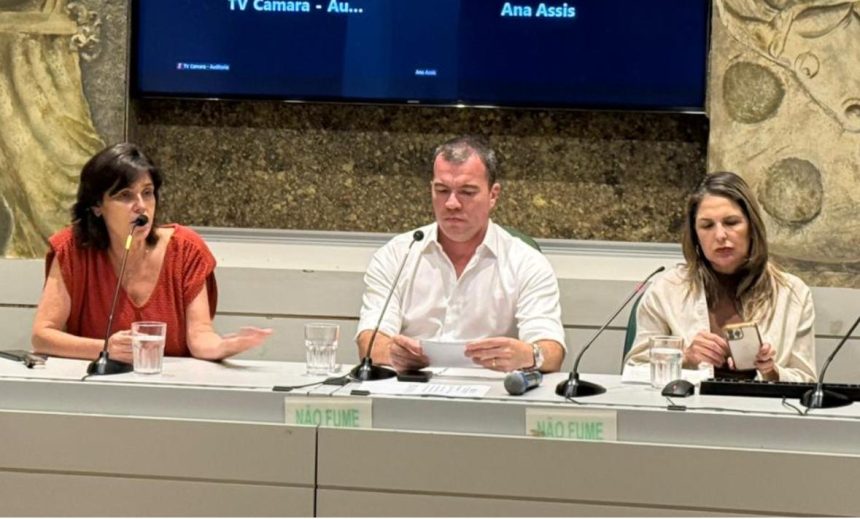 A presidente do Ivisa-Rio, Aline Borges (à esquerda), e os vereadores Rafael Aloisio Freitas e Gigi Castilho: o instituto garantiu a equivalência do selo de inspeção sanitária municipal com o selo federal